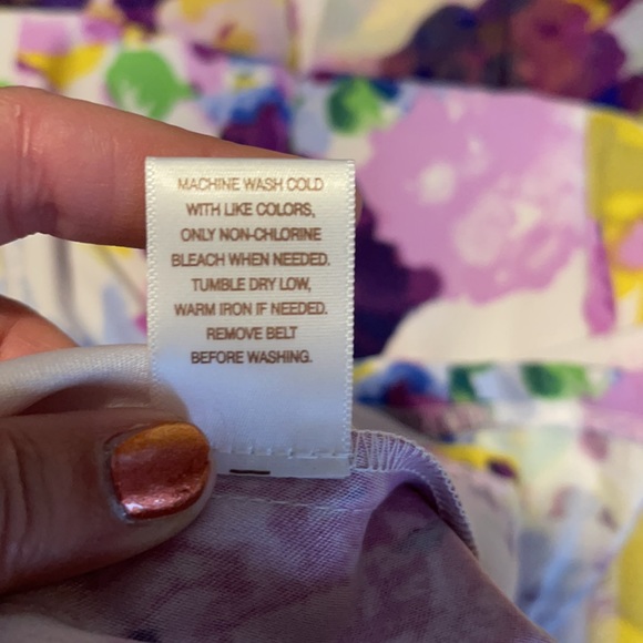 V-neck sleeveless knee length dress - Picture 6 of 6